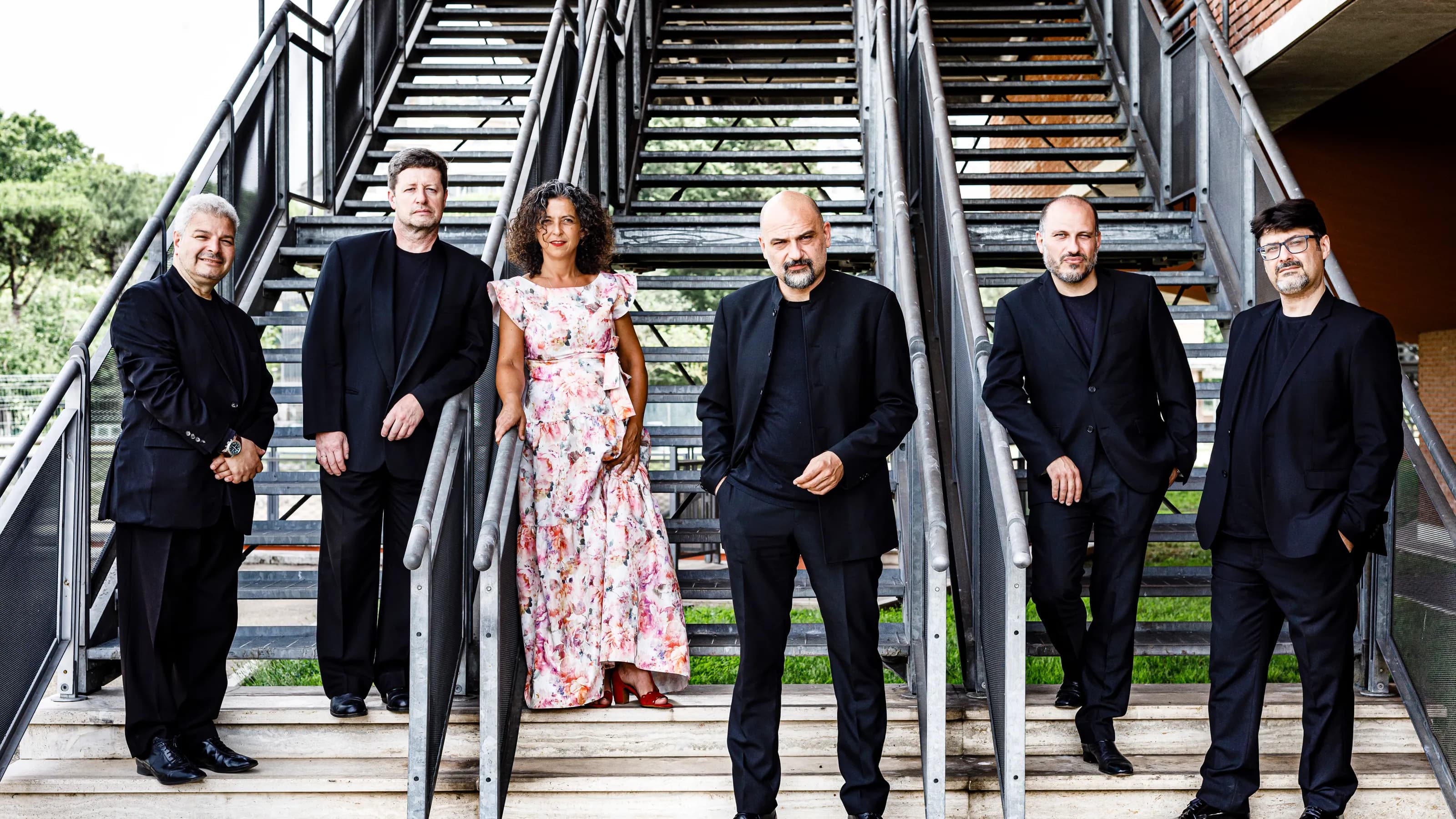 Sesstetto Stradivari Gruppenfoto auf einer Treppe